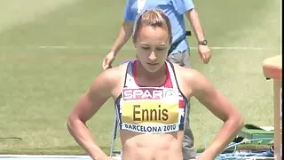 கெட்டுப்போன இருண்ட தலை பிச் தனது பாலியல் அடிமையுடன் கடினமாகிறது. பி. டி. எஸ். எம்