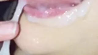 மெல்லிய அழகி ஸ்லட் ஒரு அழுக்கு எம். எம். எஃப் மூன்றுபேருக்கு இரண்டு வக்கிரமான டூட்களால் மயக்கப்படுகிறார்