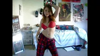 கவர்ச்சியான பொன்னிற பணிப்பெண் பாம்பி ஸ்டஃப்ஸ் தேங்ஸ் அவளது புண்டையில்