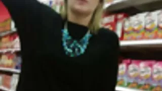 மிகைப்படுத்தப்பட்ட பிச் மனோபாவமுள்ள பிபிசி லெக்சிங்டன் ஸ்டீலால் கடினமாகப் பிடிக்கப்படுகிறார்