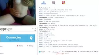 தெய்வீக முலாட்டோ ஸ்லட் காரில் ஒரு சேவல் வெள்ளை பையனுக்கு தலை கொடுக்கிறது