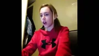 ஆடம்பரமான பொன்னிற ஸ்லட் சோஃபி மூன் கேமராவில் மேலாடை பெறுகிறார்