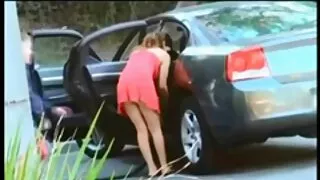 வளைந்த மற்றும் மோசமான சாரா ஜே ஈரமான குறும்படங்களை வைக்கிறார்