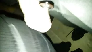 பெரிய சிலிகான் மார்பகங்கள் கொண்ட போர்ன்ஸ்டார் ஒரு சூடான கால்தடம் கொடுக்கிறது