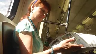 மிஷனரி ஒரு வீட்டில் வீடியோ ஒரு சூடான சுருள் ஹேர்டு குழந்தை முட்டி