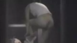 பிகினி மரிலின் கிரிஸ்டலில் தோல் பதனிடப்பட்ட பொன்னிற ஸ்லட் கடினமான குத உடலுறவுக்குப் பிறகு முகமாகிறது