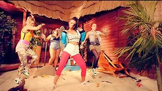 பொன்னிற ஸ்லட் தனது பச்சை குத்தப்பட்ட காதலனால் கொடூரமாக புணரப்படுகிறார்