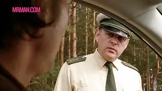 பெரிய மார்பகங்கள் பொன்னிற பிரஞ்சு அவரது தோழர்களே ஒரு சூடான gangbang இருந்தது