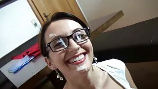 கம் ஷாட் ஒப்பனையுடன் காம குஞ்சு சார்லி சேஸ் ஸ்லோபரி தனியா கொடுக்கிறது