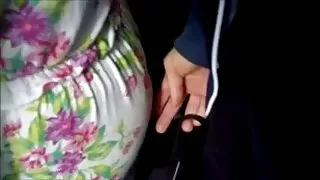 பொன்னிற கனா தொண்டையில் ஒரு மாமிச தடியை அசைத்து, க g கர்ல் நிலையில் ஒரு சேரி பிடிக்கிறார்