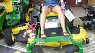 பெரிய மார்பகங்கள் வெட்கமில்லாத குழந்தை படுக்கையில் பரிமாறப்படுகிறது அவளது தேய்த்தல் மற்றும் உறிஞ்சும் ஒரு டில்டோ