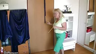 அழகான பொன்னிற நடாலியா ரோஸ்ஸி மேசை மீது ஏறி கேமராவுக்கு முன்னால் சுயஇன்பம் செய்கிறார்