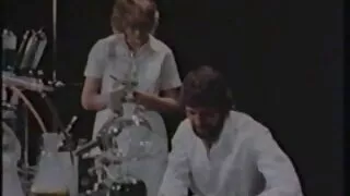 இரண்டு அழகான நிர்வாண மற்றும் புன்னகை ஆண் ஆடைகளை அவிழ்த்துவிட்டு மார்பகங்கள் விளையாட