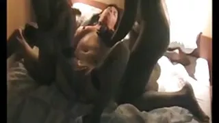 நம்பமுடியாத நீண்ட தலை காக்கை ஹேர்டு நாடோடி காட்டில் நாய் பாணியைப் பெறுகிறது