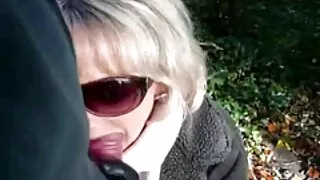 பெரிய மார்பகங்கள் கொண்ட மிகுந்த அழகி பிரஞ்சு மேல் ஒரு சேவல் சவாரி