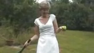 அதிர்ச்சியூட்டும் அழகி லூசி பெல் ஒரு காதல் விரைவைக் கொண்டிருக்கிறார்