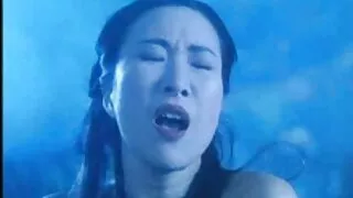 தெறிக்கும் மார்பளவு ரஷ்ய பிரஞ்சு தனது பெரிய மார்பகங்கள் மற்றும் வழுக்கை புண்டையை ஷோவில் கழுவுகிறது