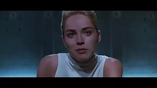 பிக்டெயில்ஸ் அட்ரியானா கொண்ட அழகான இளம் பெண் ஒரு தனியா கொடுக்கிறாள், அவளுடைய புண்டை ஊடுருவுகிறது