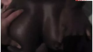 லிபிடினஸ் டீன் ரோஸி ரிச்சஸ் தனது சிறிய மார்பகங்களைக் காட்டி புண்டையை சுயஇன்பம் செய்கிறார்