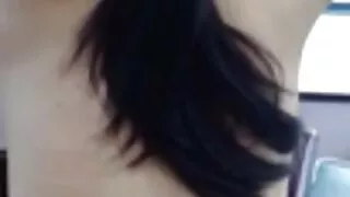 வீங்கிய முலைக்காம்புகளுடன் பொன்னிற பெண் தனது புதிய காதலனுக்கும் அவரது நண்பருக்கும் ஒரு நல்ல தனியா கொடுக்கிறாள்