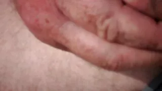 தள்ளப்பட்ட பிறகு, நாய் மற்றும் மிஷனரியிலிருந்து கருங்காலி அழகா படகோட்டி மூலம் உணவளிக்க விரும்புகிறார்