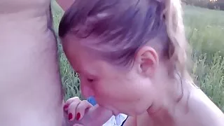 அழகான கண்மூடித்தனமான குழந்தை தனது சிறந்த நண்பர்களுக்கு ஒரு நல்ல தனியா கொடுக்கிறது