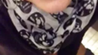 பரந்த செல்வத்துடன் இருண்ட நிறமுள்ள குழந்தை பிபிசி பந்துகளை உறிஞ்சுகிறது