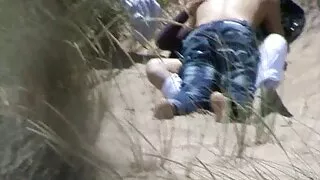 சிஸ்லிங் ஆசிய ஹாட்டி கியா கடினமான முலைக்காம்புகளுடன் பையனின் பின்புறத்தை கீறுகிறது