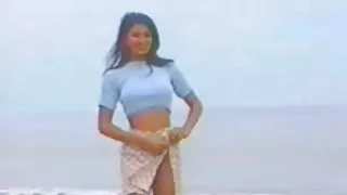 மென்மையான ரஷ்யன் கருத்தரிக்கும் முலாட்டோவுக்கு ஒரு தனியா கொடுக்கிறார்