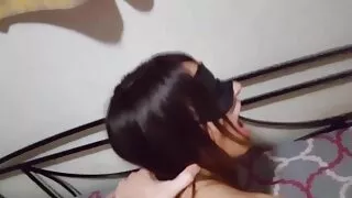 பெட்டிட் அழகி வெப்கேமில் தனது இனிமையான மார்பகங்களைக் காட்டுகிறார்