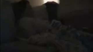 அழகான இருண்ட நிறமுள்ள அழகி தனது இறுக்கமான மார்பகங்களுடன் கிண்டல் செய்கிறாள்