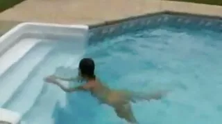 தொழில்துறை பொன்னிற சிர்ஸ்டன் கர்ட்னி தனது மென்மையான புண்டையை விரல்களால் தூண்டுகிறார்