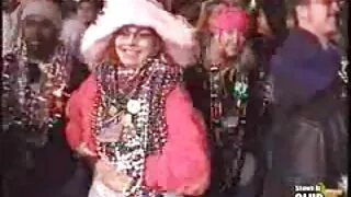 சிண்டி ஹோப் சேவல் வரை எண்ணெய்கள் மற்றும் ஒரு கால்தடம் கொடுக்கிறது