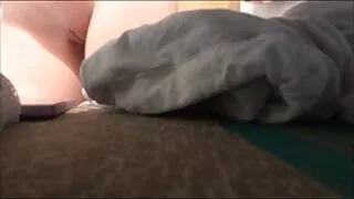 கிரேஸி ஸ்லட் காஸ்ஸி ஒரு வலுவான குத ஊடுருவலின் போது கால்விரலை உறிஞ்சுவார்