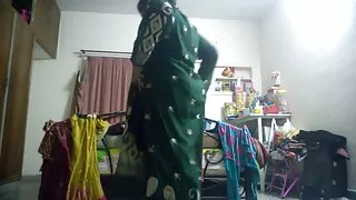 காலுறைகள் உள்ள கொம்பு வைப்பாட்டி spanking மற்றும் செக்ஸ் ஒரு கவர்ச்சி இளம் பணிப்பெண்