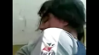 மிகவும் சூடான மற்றும் கொந்தளிப்பான பொன்னிற எம்மா ஸ்டார் ஒரு சேவலை சவாரி செய்து உறிஞ்ச விரும்புகிறார்