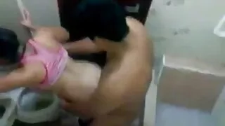 ஒரு கங்க்பாங்கில் மூன்று கடினமான காக்ஸை மகிழ்விக்கும் திறமையான காக்ஸக்கர்