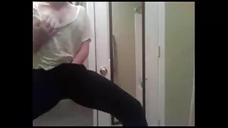 சங்கி மண்வெட்டி நிக்கி தலையை கொடுக்கிறாள், அதே நேரத்தில் அவளது புண்டை விரல்களால் புணரப்படுகிறது