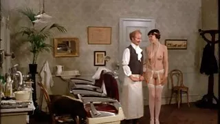 பெரிய மார்பக பிச் தொண்டு பேங்க்ஸ் தலையைத் தருகிறது மற்றும் புணர்கிறது