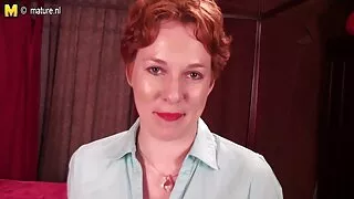 சிறிய மார்பகங்கள் செர்ரி முத்தம் கொண்டு வசீகரிக்கும் பொன்னிற சேவல் விழுங்கிவிடும் மற்றும் தீட்டப்பட்டது