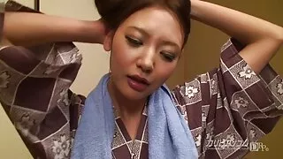 சூடான வெள்ளை அம்மாவைக் கொல்வது அலுரா ஜென்சன் தனது மாற்றாந்தாய் முன் கருப்பு நிறத்தில் செல்கிறார்