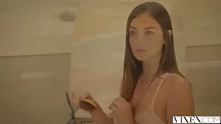 சேவல் பசி ஸ்லட் ஒரு பட்டியில் ஒரு ஆழமான தனியா கொடுக்கிறது