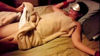 நேர்த்தியான மற்றும் உப்பு சாகி அசோகா தனது கிளிட்டை ஒரு வைப்ரேட்டருடன் கிண்டல் செய்கிறார், அதே நேரத்தில் கடினமாக புணர்கிறார்