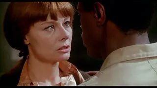 குறும்பு ஸ்லட் சாரா பூப் மேசையின் கீழ் ஒரு தனியா கொடுக்கிறார்