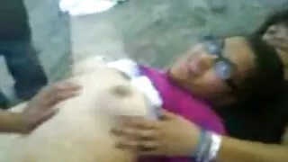 இனிப்பு மற்றும் கொம்பு பெண்கள் ஒரு லெஸ்பியன் மூன்றுபேர் பங்கேற்க