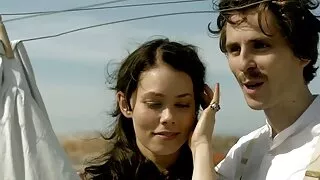 மெல்லிய அழகி நிர்வாணமாகி, ஒரு எம். எம். எஃப் மூன்றுபேரில் இரண்டு சுவையான காக்ஸை உறிஞ்சும்