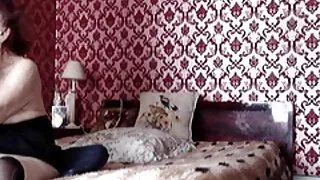 லாரா தனது புண்டையை ஒரு பட்டியின் பார் கவுண்டரில் சரியாகப் பிடிக்கிறாள்