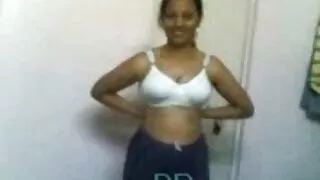 அழகி சேரி குளியலறையில் ஒரு டில்டோவை உறிஞ்சுகிறது