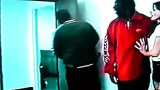 பளபளப்பான பால் நிறமுள்ள பேப் சோலி ஃபாஸ்டர் ஒரு பெரிய டில்டோவை எடுக்க உயவு தேவை