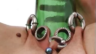 கெட்டுப்போன வளைவு பிரஞ்சு கிறிஸ்டினா தனது சேவல் சவாரி செய்வதற்கு முன்பு குழப்பமான பைக்கருக்கு ஒரு தனியா கொடுக்கிறார்